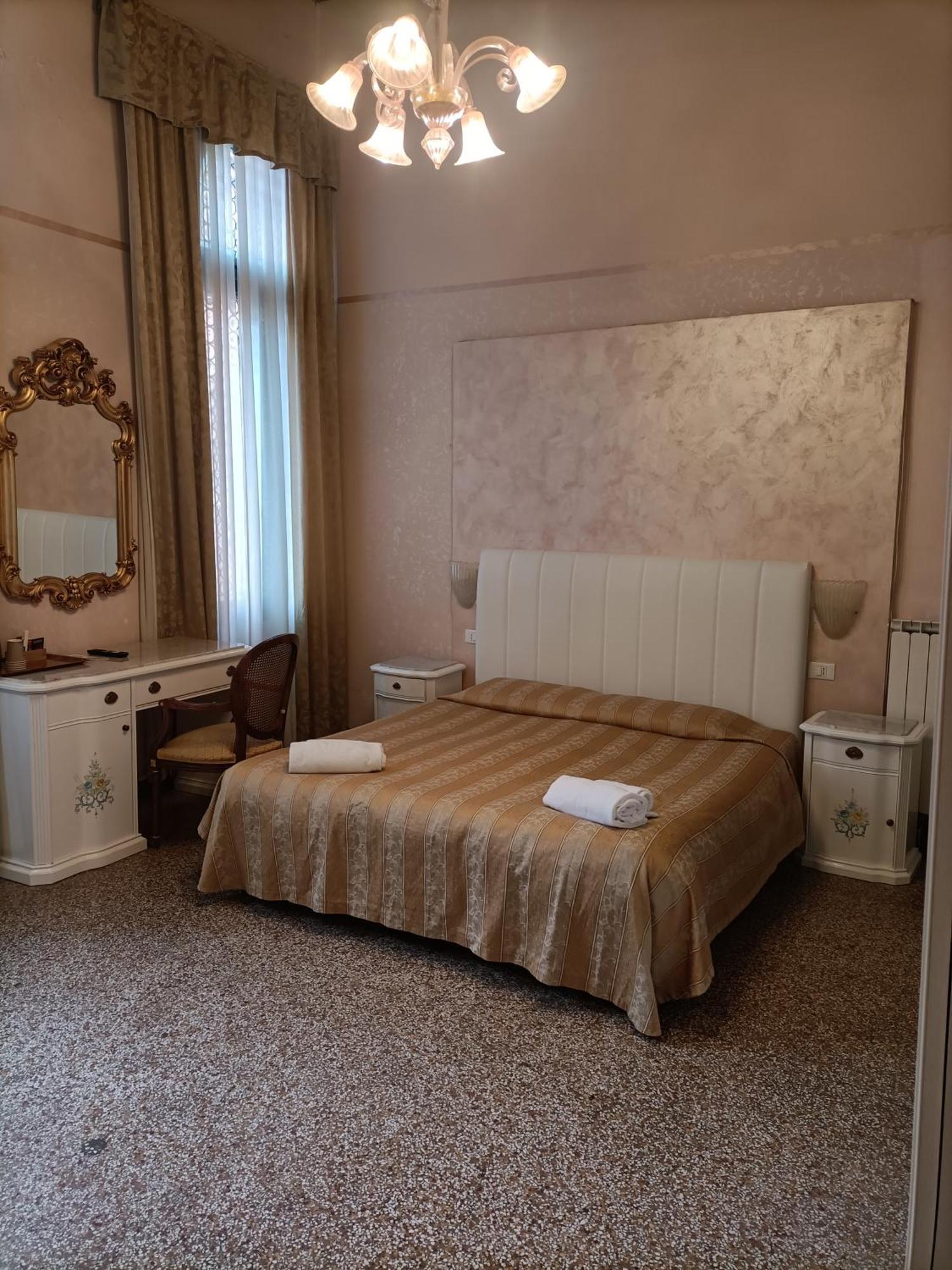 Palazzo Lion Morosini - Check In Presso Locanda Ai Santi Apostoli Benátky Exteriér fotografie